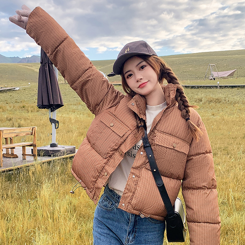 Real shot of fashionable stand-up collar short cotton coat for women in winter new style thickened retro Hong Kong style foreign style fried street bread suit for small people
