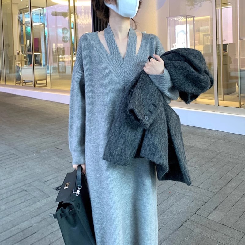 打底針織連衣裙女秋冬新款大碼女裝胖妹妹寬鬆別致掛脖v領毛衣裙