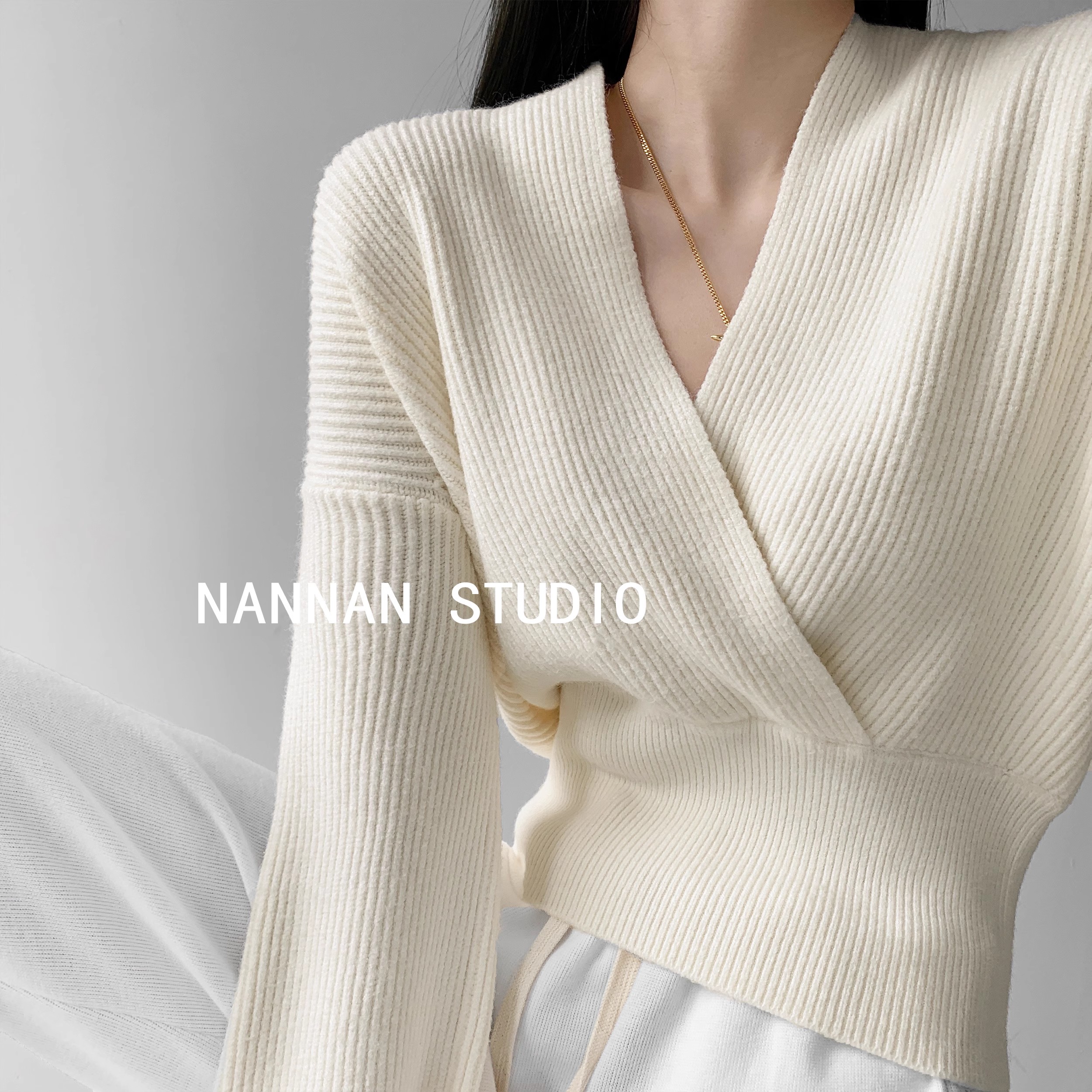 張小奈NANNAN法式復古交叉v領圍裹式毛衣溫婉氣質收腰顯瘦針織衫