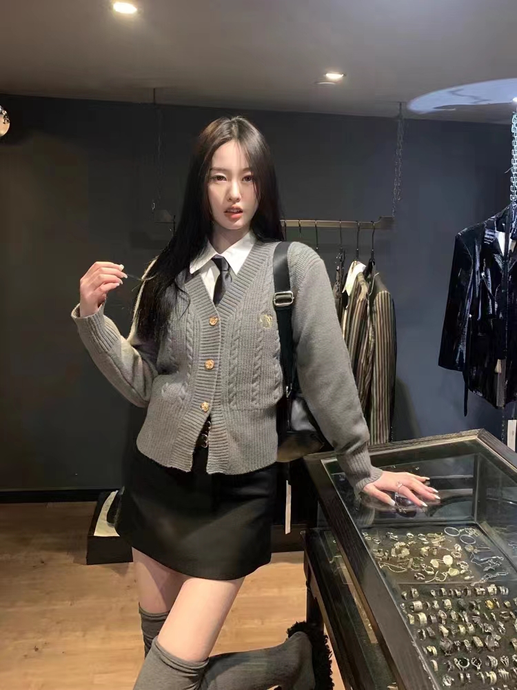 港味防曬罩衫女秋季慵懶風新款外搭破洞灰色毛衣設計感針織衫上衣