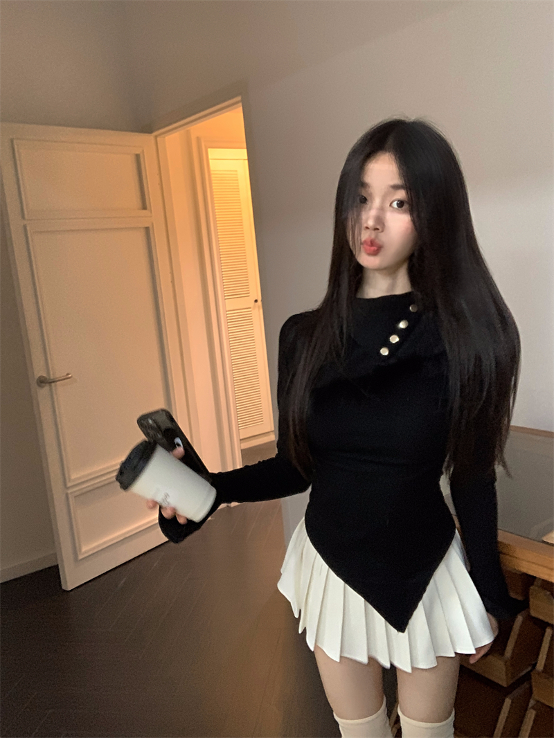Real shot of irregular furry patchwork T-shirt, careful design, slim-fitting bottoming shirt top