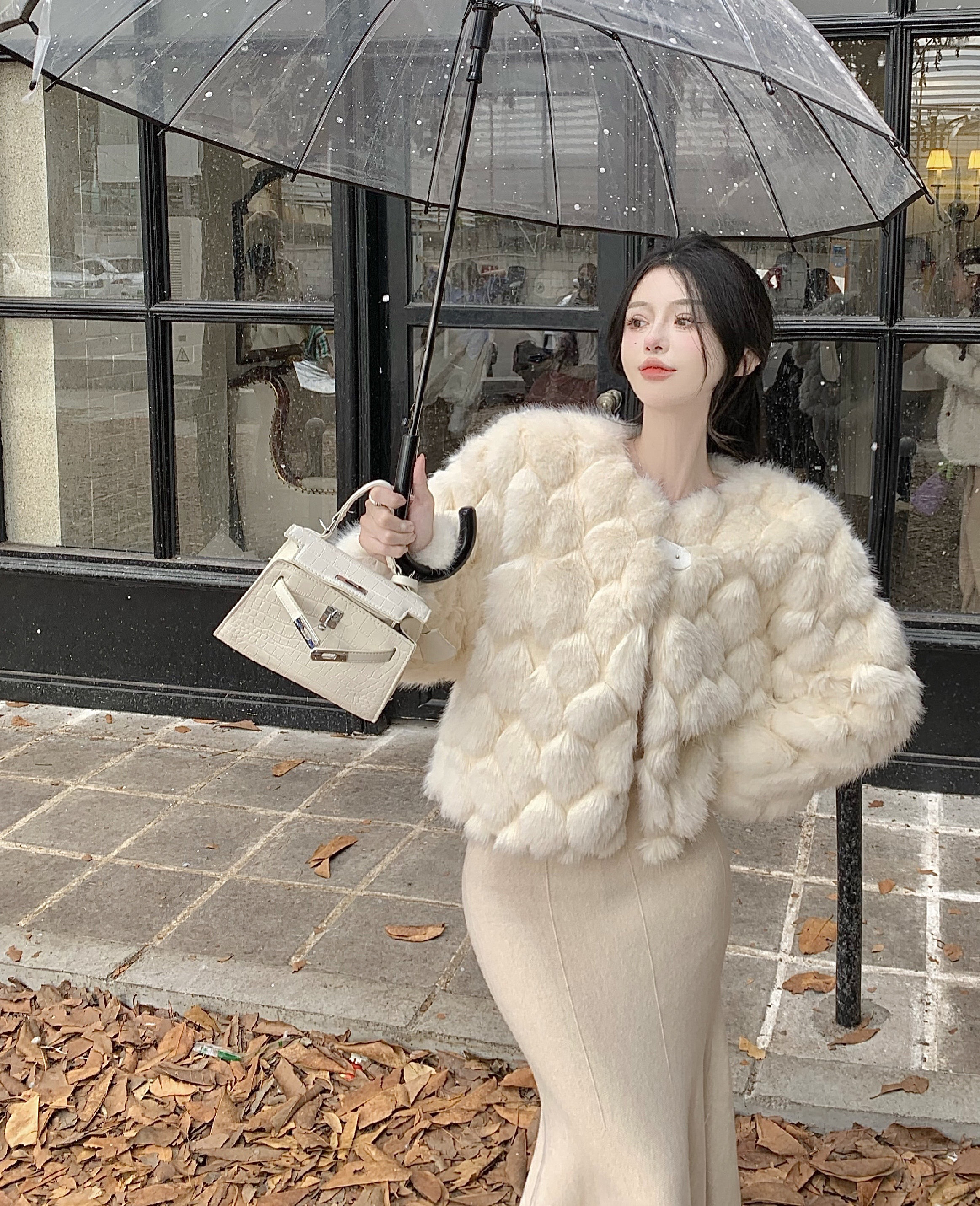 Real shot of fur coat for women in winter, sexy V-neck, high-end, small, fragrant, short fur coat for women
