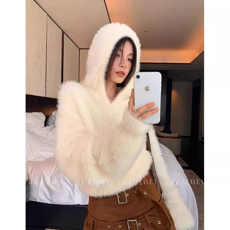 白色仿水貂絨連帽針織上衣女秋冬軟糯甜美寬鬆奶fufu休閒套頭毛衣
