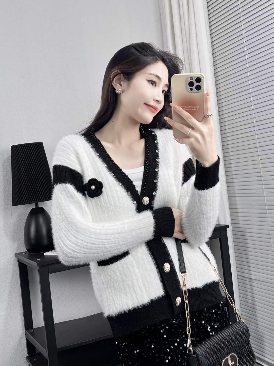 High-end small fragrance cardigan for women 2023 winter new chic hoop yarn light luxury retro temperament short jacket