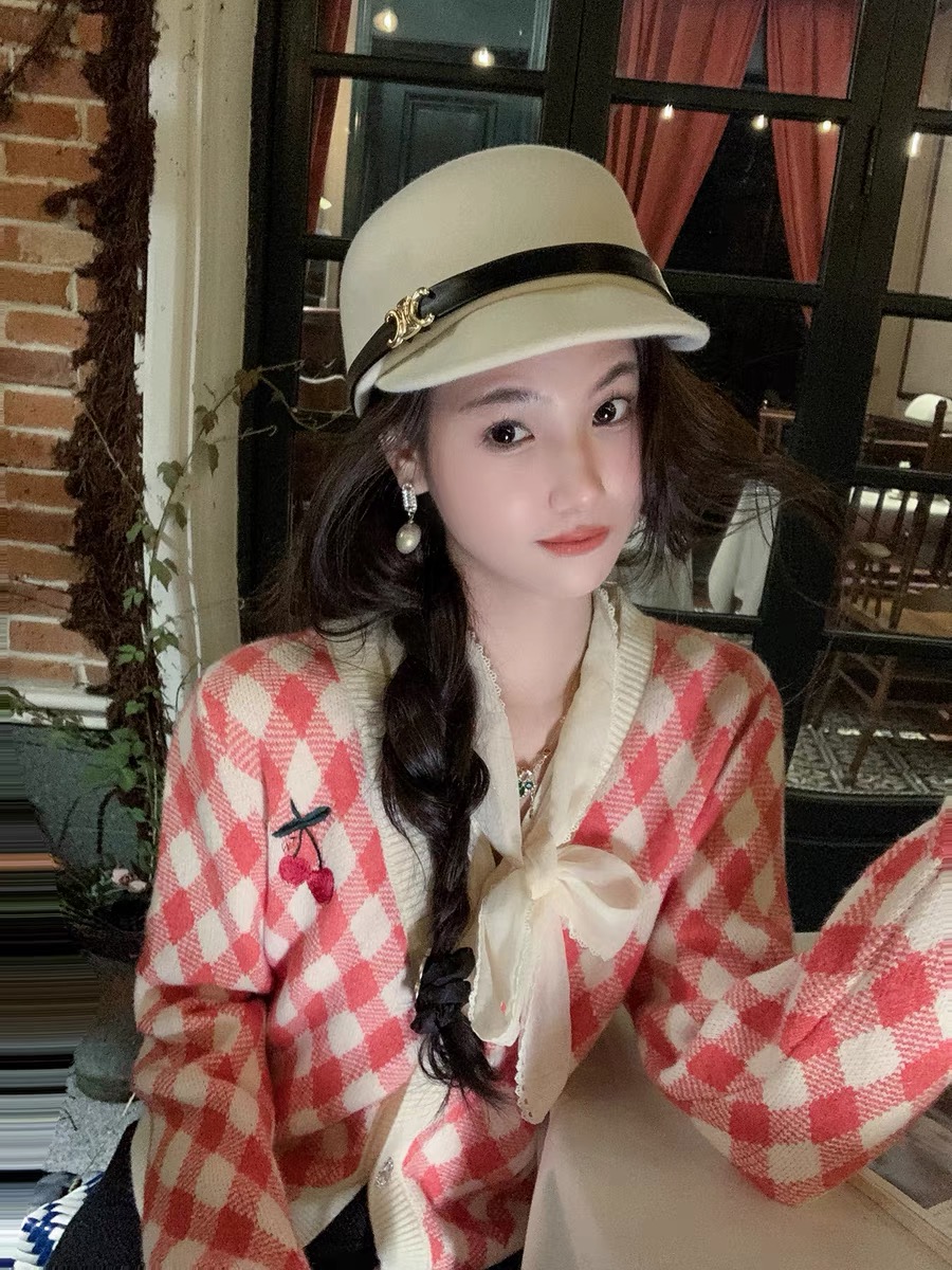 魚兔子的兔子菱形格毛衣女秋冬新款2023紋櫻桃刺繡寬鬆百搭針織衫
