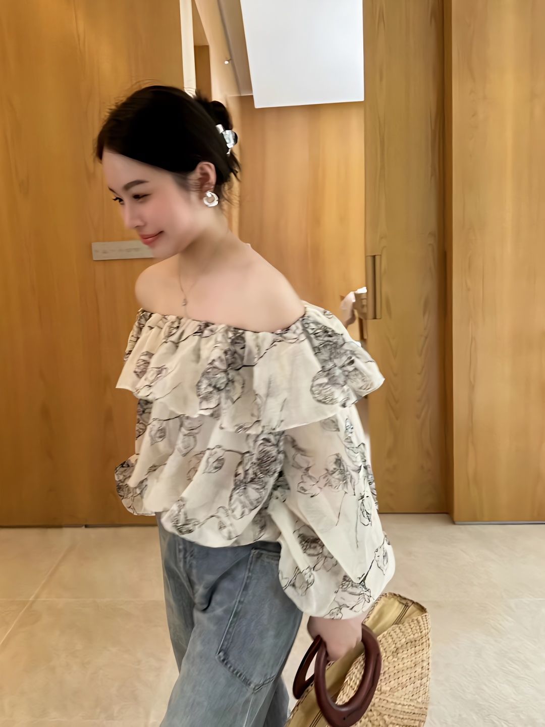 2023春秋季新款 復古甜美露肩一字領荷葉邊水墨畫花色襯衫女遮肉