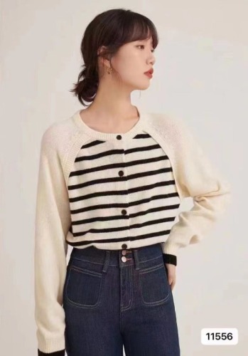 秋季新款韩版时尚气质圆领拼接条纹单排扣开衫上衣女