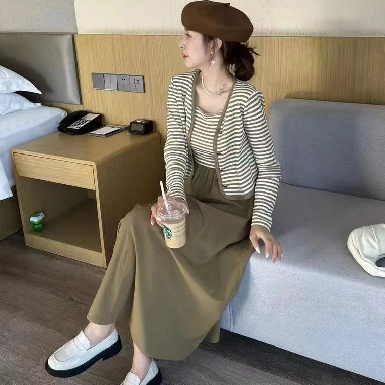 2023大碼女裝秋季溫柔風針織開衫茶歇條紋拼接吊帶連衣裙兩件套女