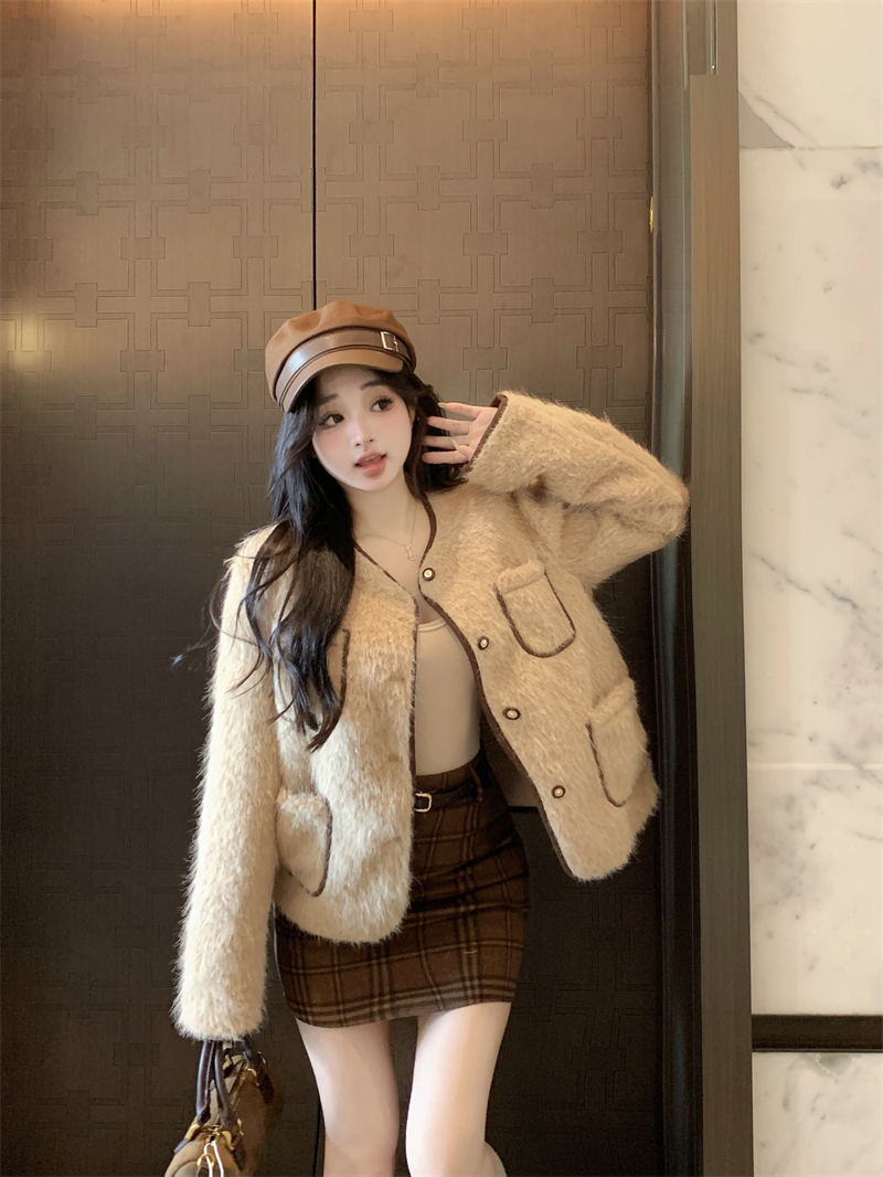 Real shot ~ Xiaoxiangfeng plush temperament short coat women's new round neck single-breasted high-end casual top
