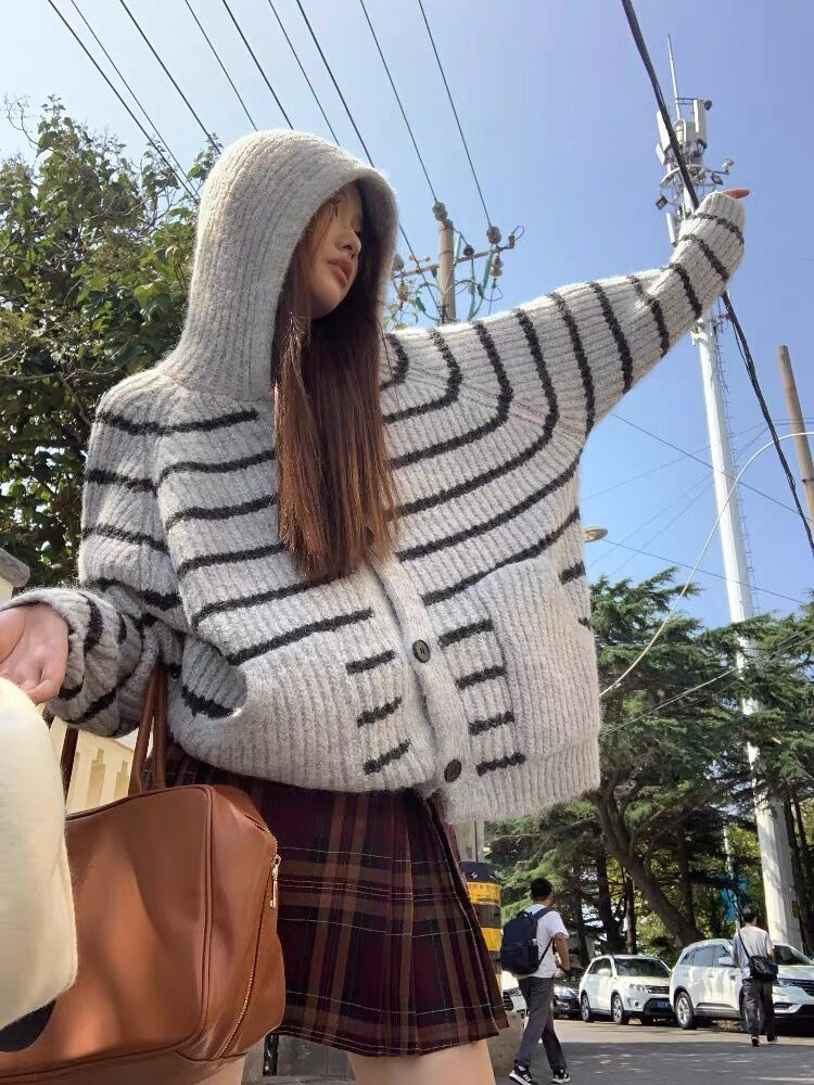 秋冬慵懶風軟糯毛衣女款2023新款加厚條紋針織外套女連帽寬鬆上衣
