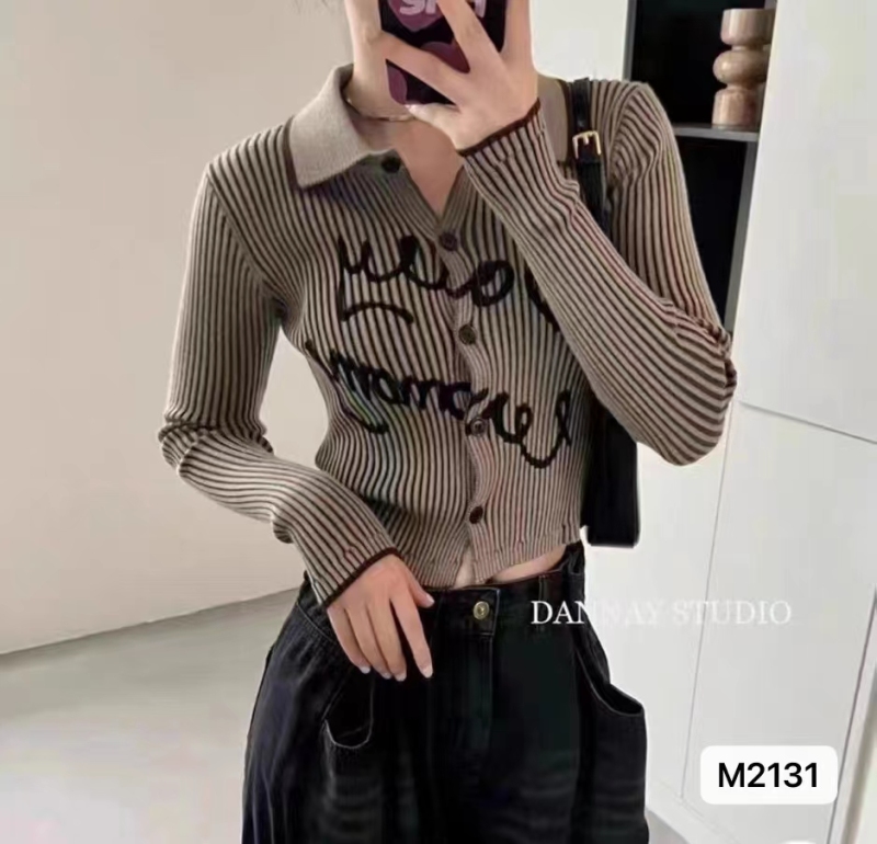 秋冬新款設計感獨特别致Polo領字母印花坑條顯瘦開衫上衣女