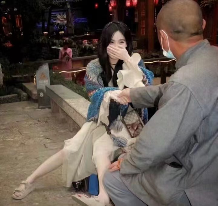 設計感小眾民族風斗蓬披肩毛衣女裝秋季2023新款加厚別致針織外套
