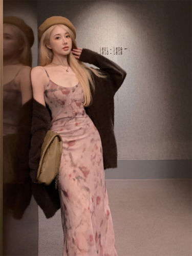 Actual shot of autumn and winter atmosphere, rose printed suspender skirt, soft waxy sweater jacket