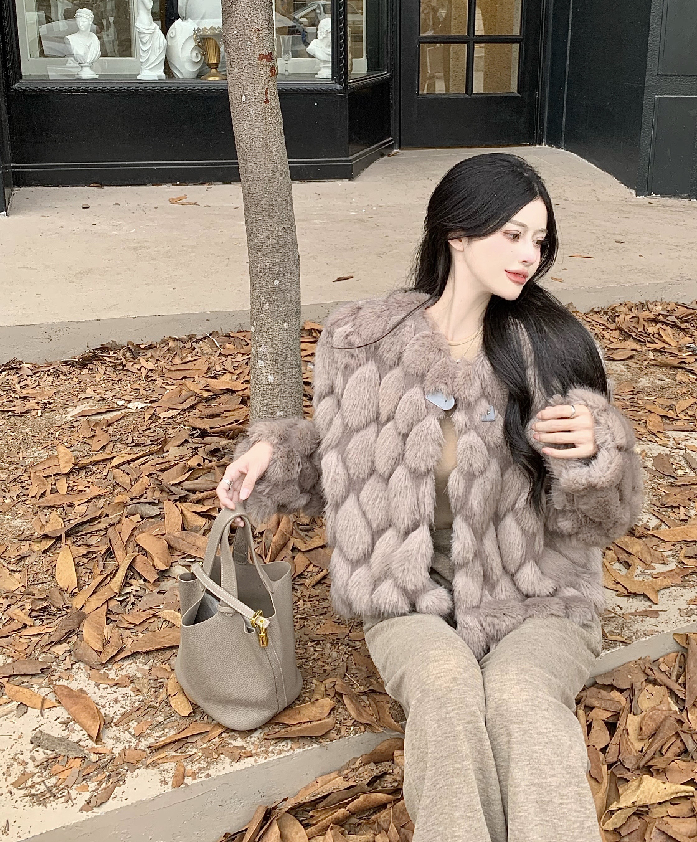 Real shot of fur coat for women in winter, sexy V-neck, high-end, small, fragrant, short fur coat for women