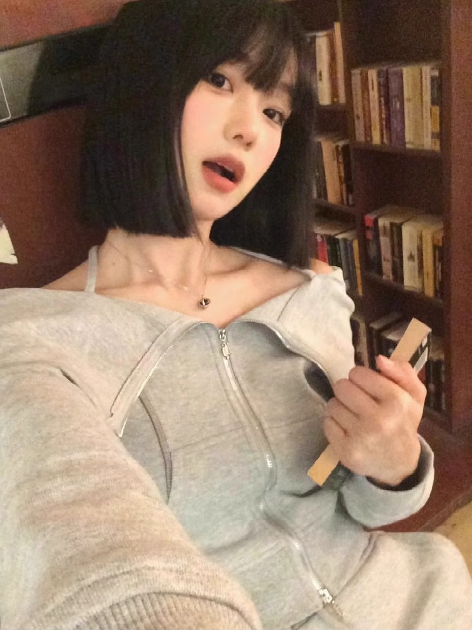 一字肩翻領衛衣上衣女秋季新款甜辣性感設計感氣質兩件套半身短裙