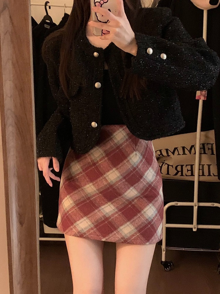Red retro plaid woolen skirt for women in autumn and winter. Small hot girl's temperament high-waisted A-line hip-hugging short skirt
