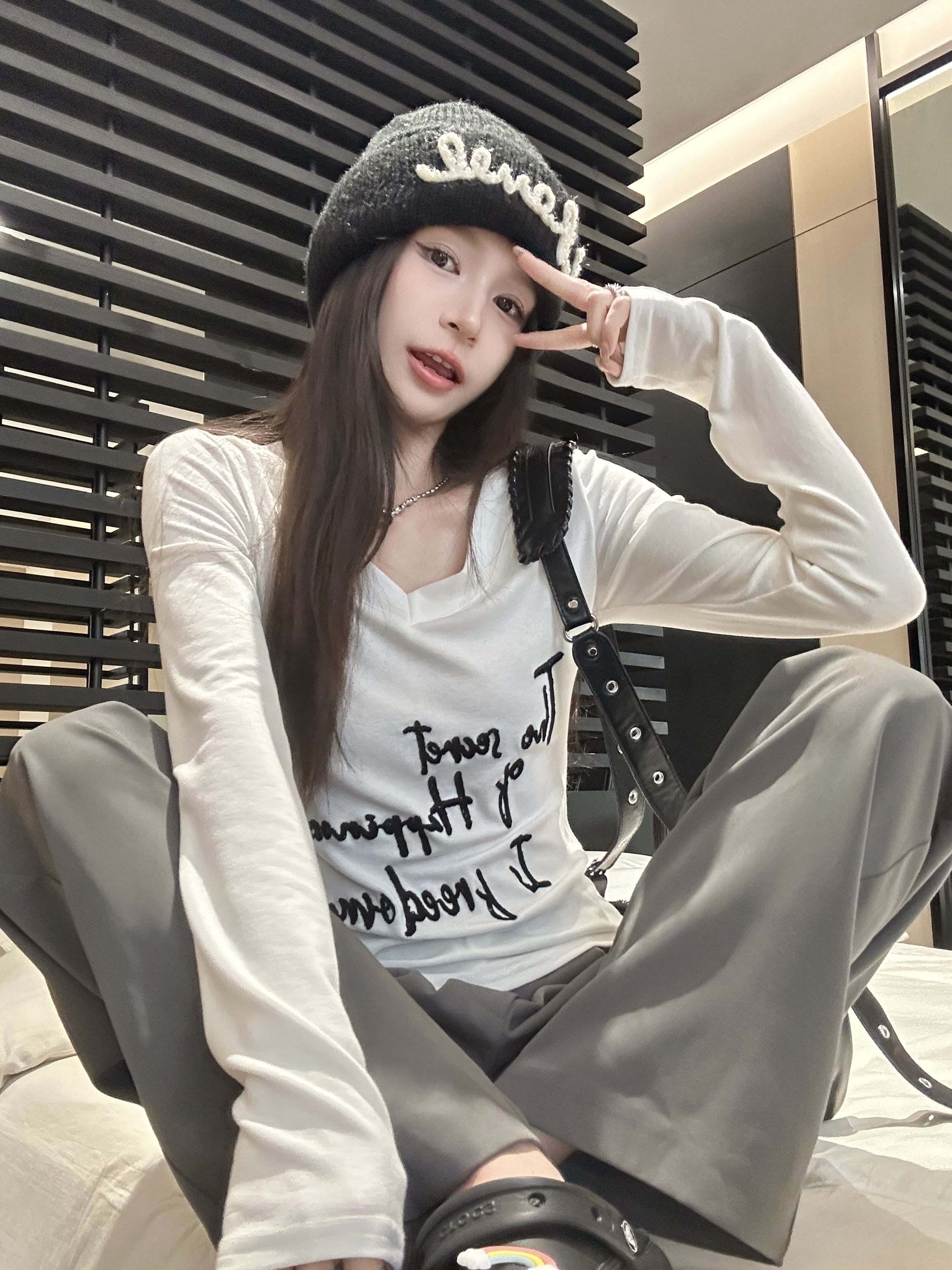 Actual shot of happy secret chain embroidered V-neck brushed Tee letter embroidered loose long-sleeved bottoming shirt