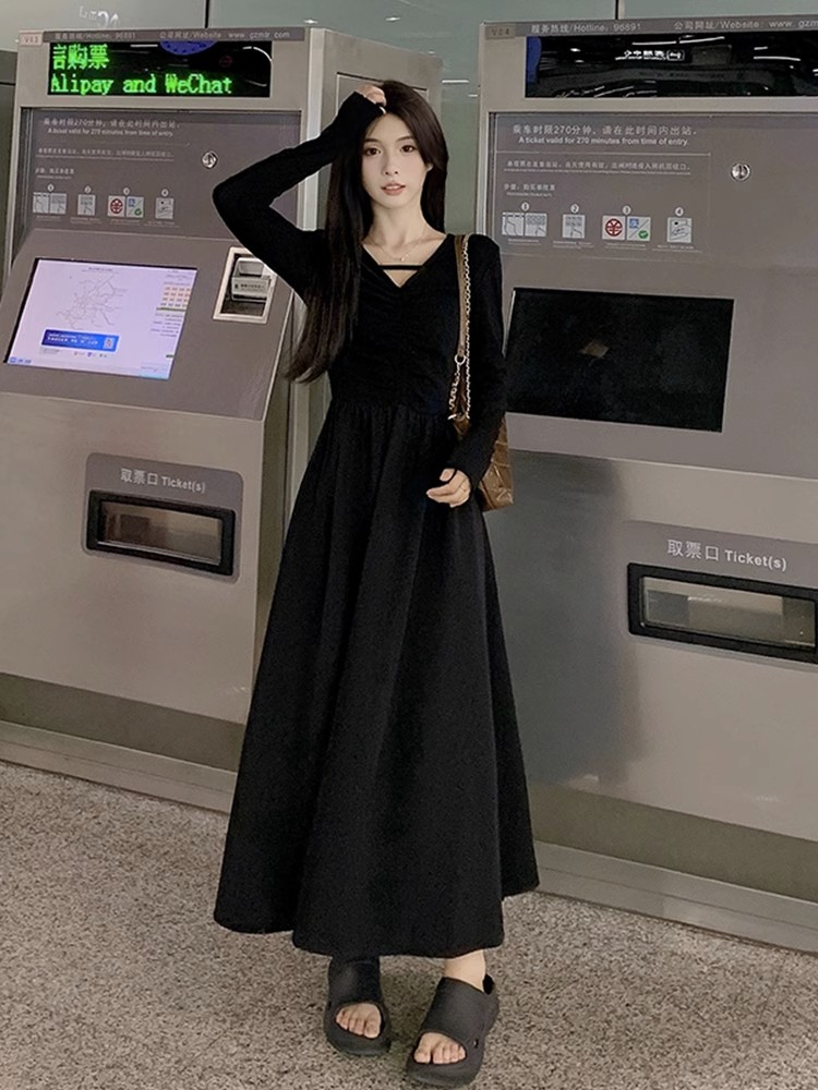 French high-end one-shoulder long-sleeved dress for women in early autumn with a little black skirt, elegant off-shoulder waist and slimming long dress