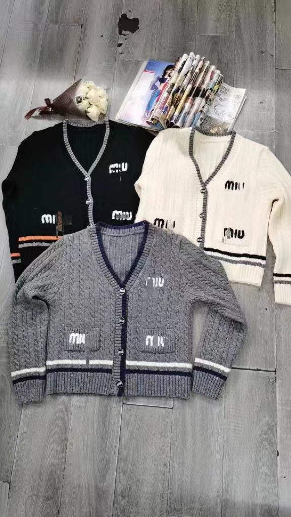 mi23秋冬新款學院風毛巾刺繡字母拼色麻花扭結V領針織小開衫