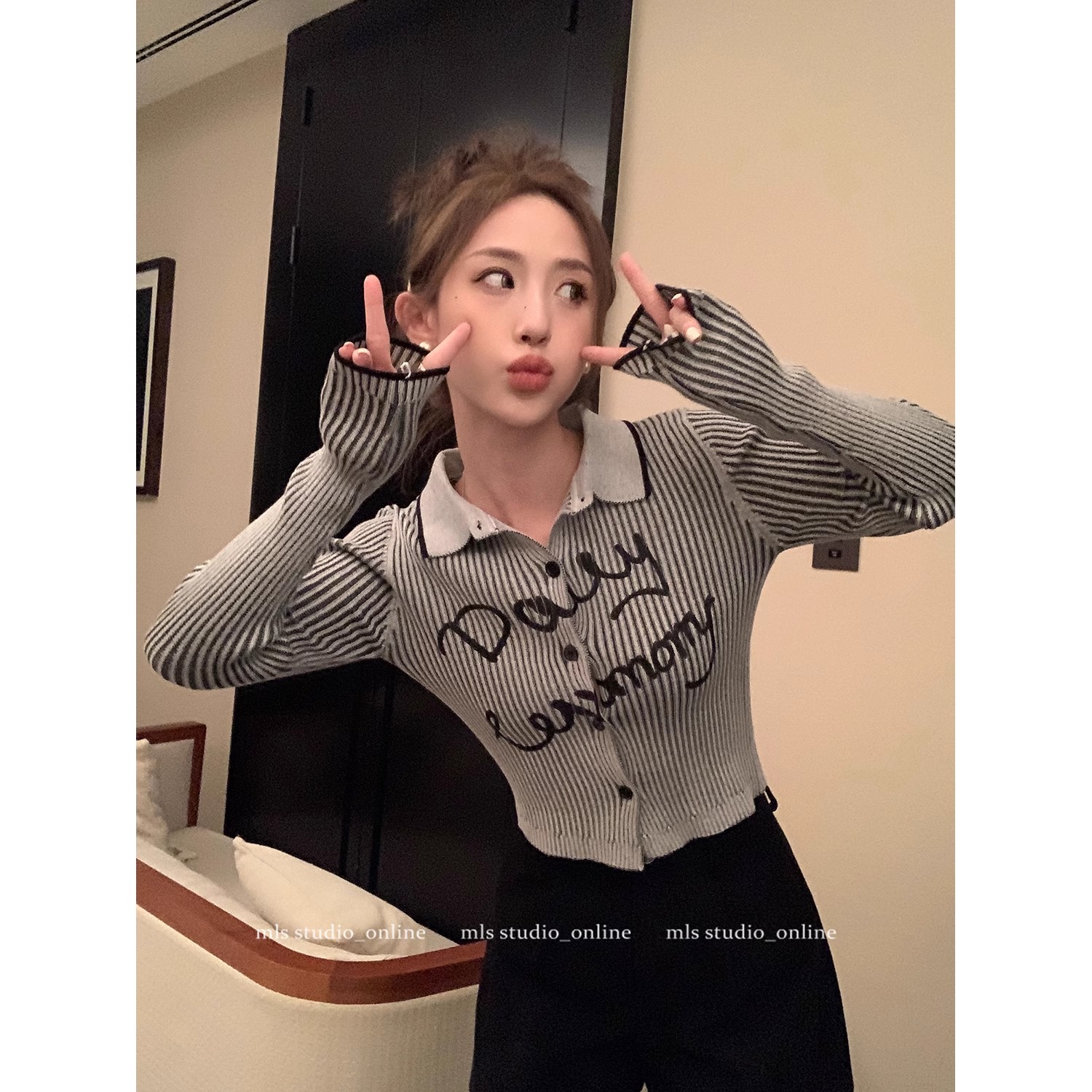 秋冬新款設計感獨特别致Polo領字母印花坑條顯瘦開衫上衣女