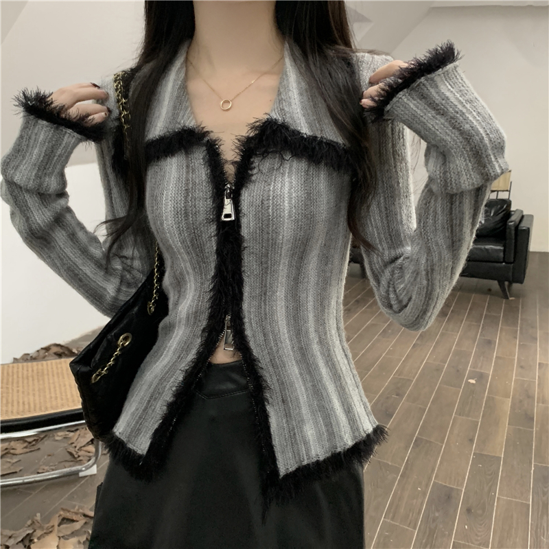 Real shot of gradient retro color-blocked cardigan sweater jacket, lazy and slim, with knitted top underneath
