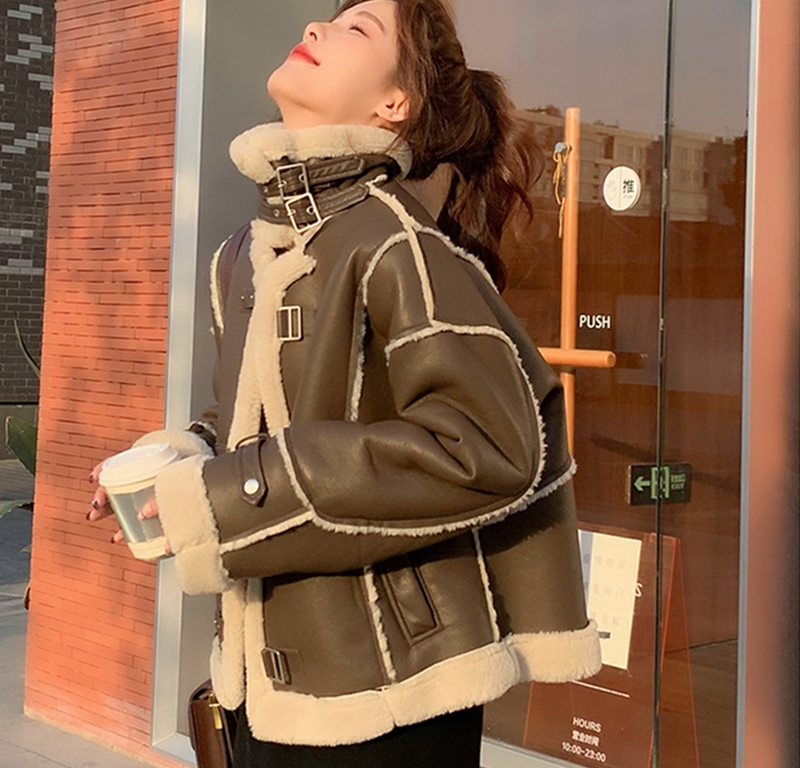 加厚翻領麂皮絨皮毛一體羊羔毛外套女2023冬季新款短款機車服上衣