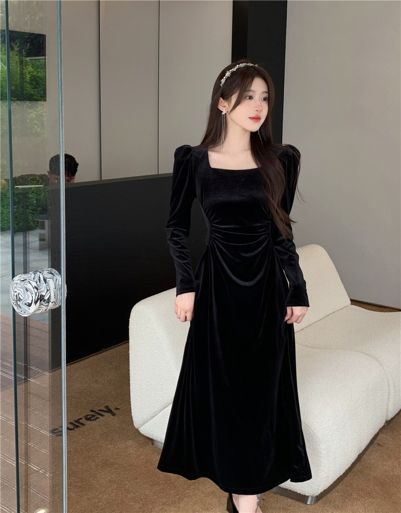 赫本風金絲絨黑色方領連衣裙女秋法式名媛長袖禮服裙褶皺收腰長裙