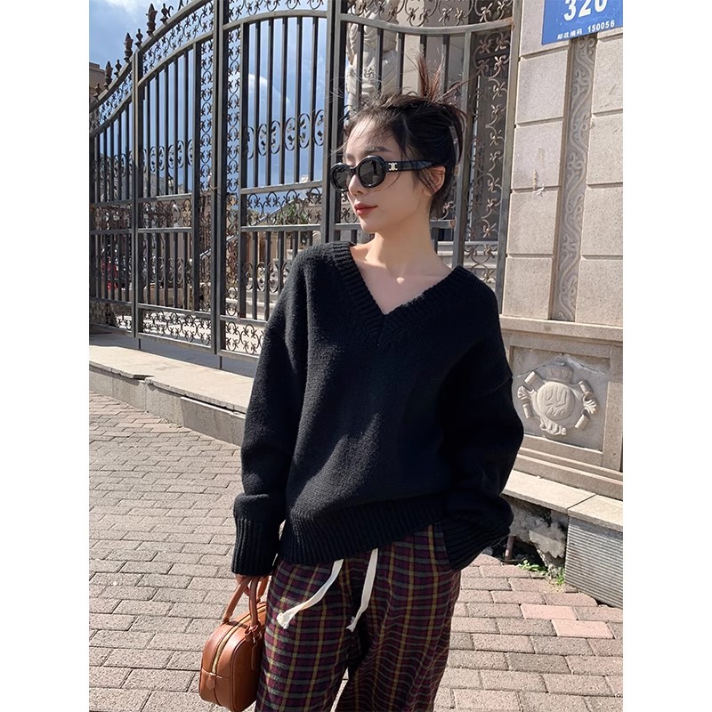 張公子STUDIO 慵懶風黑色套頭v領毛衣女秋冬季寬鬆長袖針織衫上衣