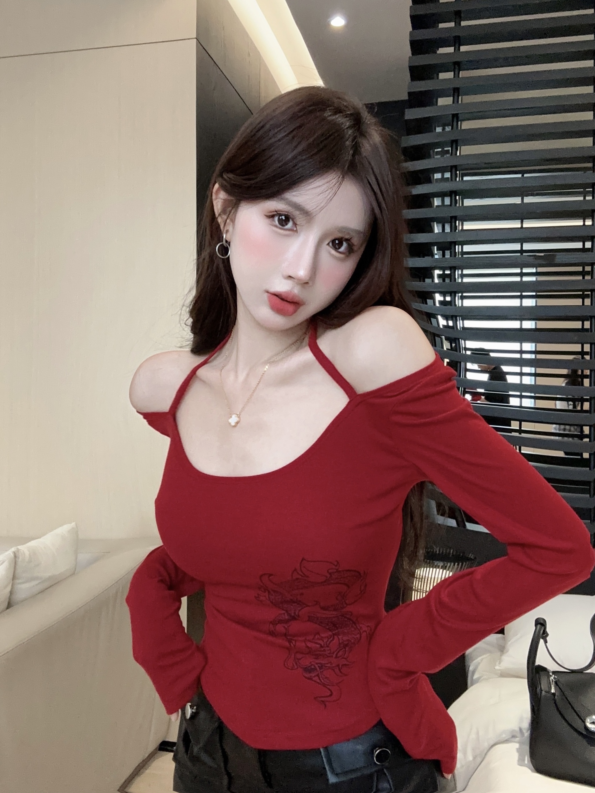實拍 辣妹風露鎖骨性感長袖T恤女修身印花露臍短款上衣