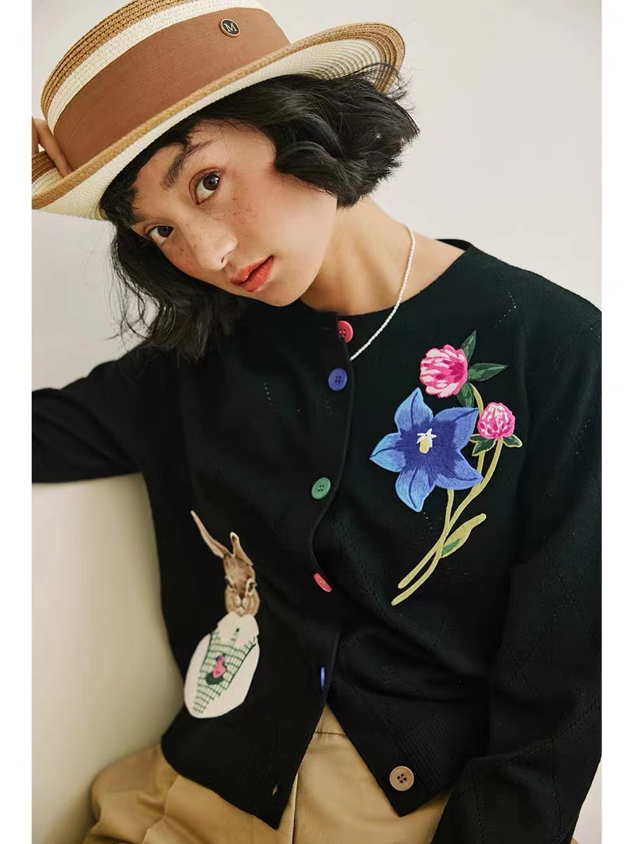 小蟲X周小兜聯名原創兔子桔梗花重工刺繡圖案減齡奶奶衫羊毛開衫