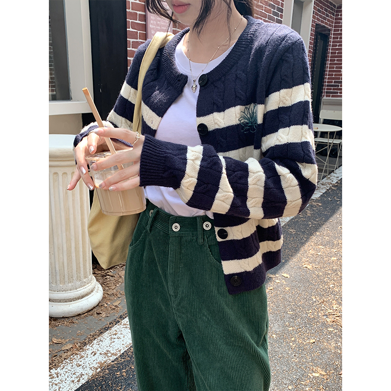 Real shot of twisted flower embroidered striped contrasting cardigan for autumn Korean version ins soft and waxy long-sleeved knitted sweater jacket