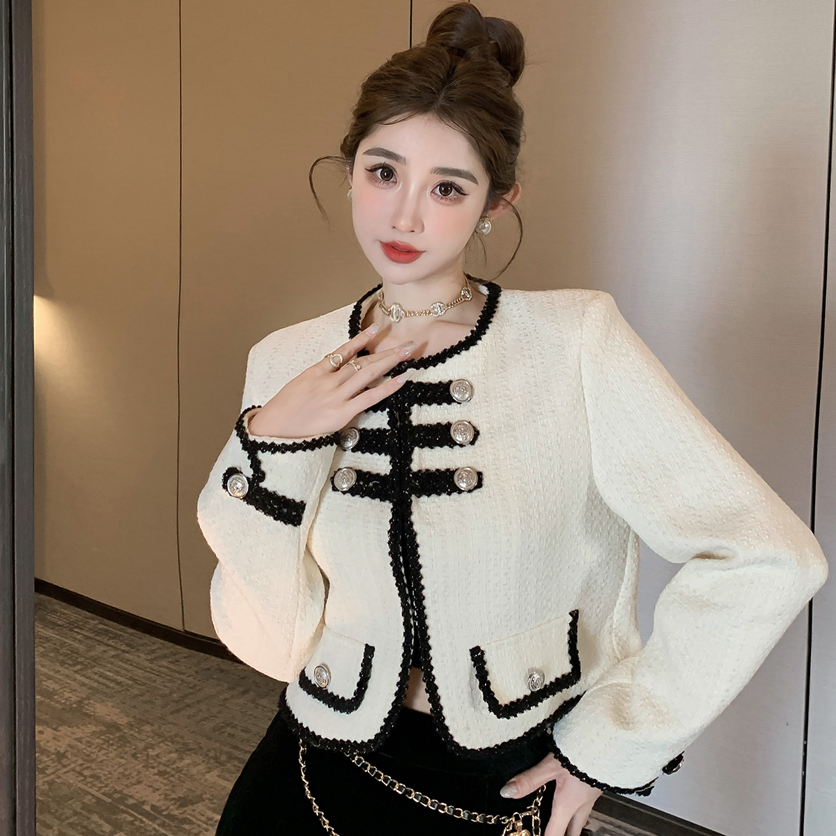 Actual shot of a fragrant style high-end contrasting color splicing small fragrant style slimming short jacket