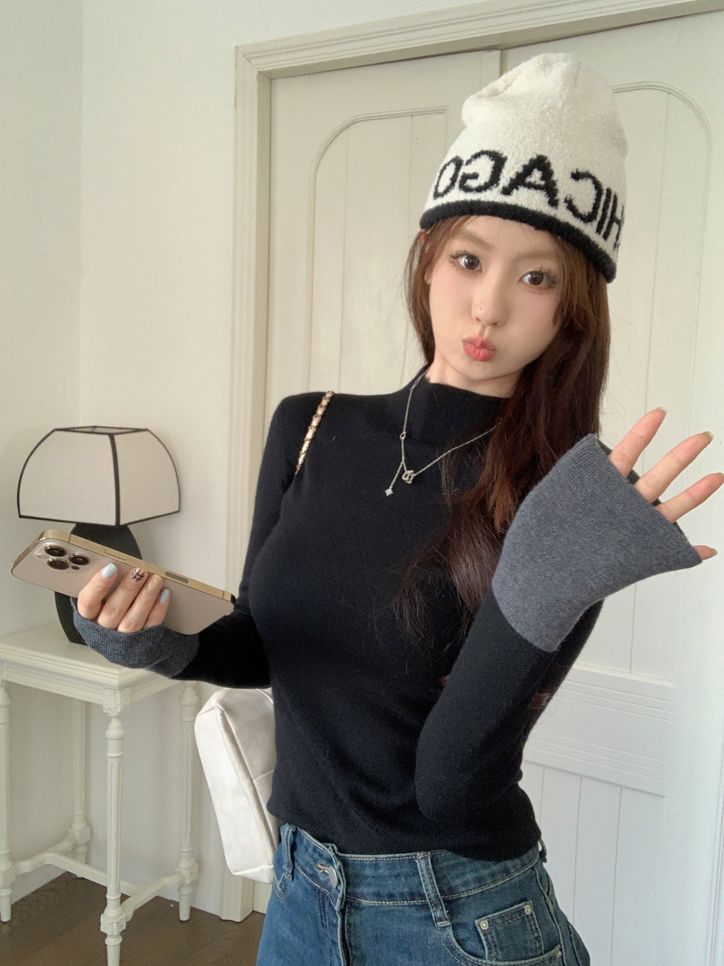 Actual shot of contrasting color long-sleeved sweater for women, niche slimming and versatile bottoming top