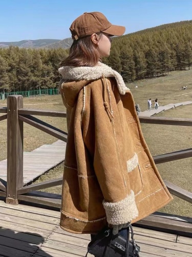 羊羔毛麂皮绒棉服女新款冬季加绒加厚连帽小个子皮毛一体外套