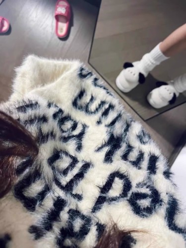 Soft and chewy embroidered letter retro sweater autumn winter mink black lazy style round neck knitted sweater for women loose top