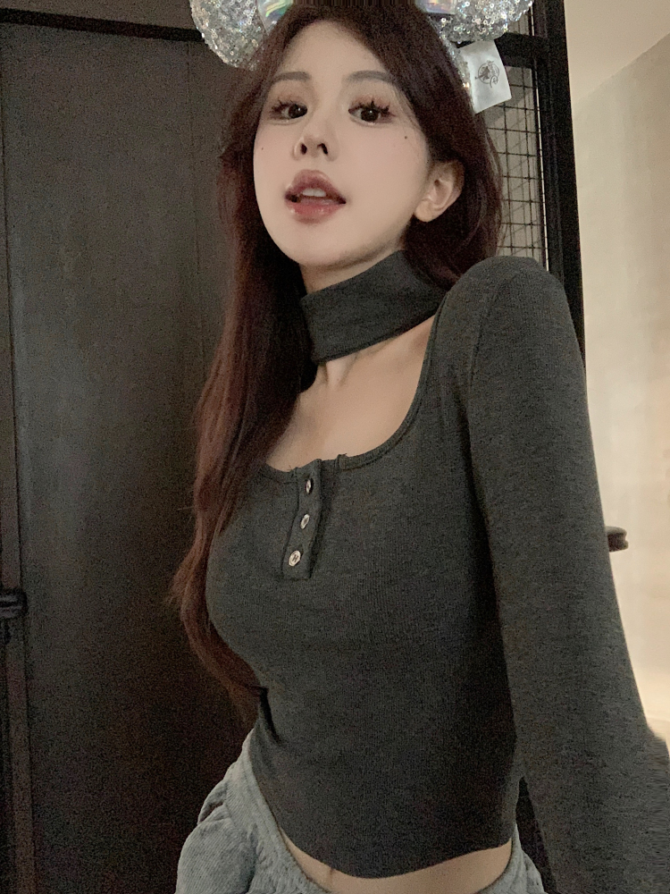 Actual shot of waist-slimming halter neck hollow bottoming shirt for women, retro slim-fitting fleece inner knitted top