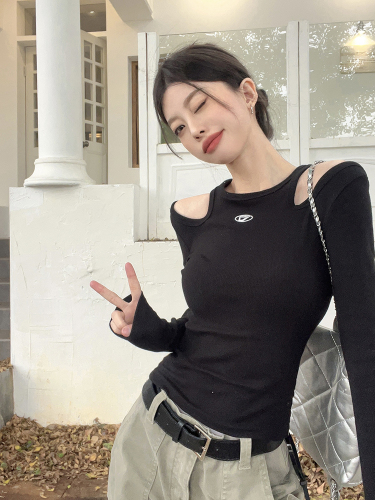 Real shot of autumn American retro hottie wearing black off-shoulder long-sleeved T-shirt top knitted bottoming shirt for women