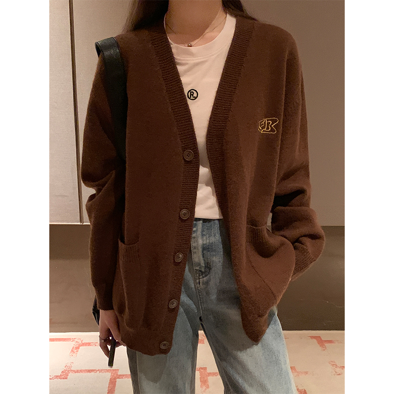 Real shot of autumn and winter retro lazy loose soft waxy v-neck embroidered sweater for women college style outer knitted cardigan jacket