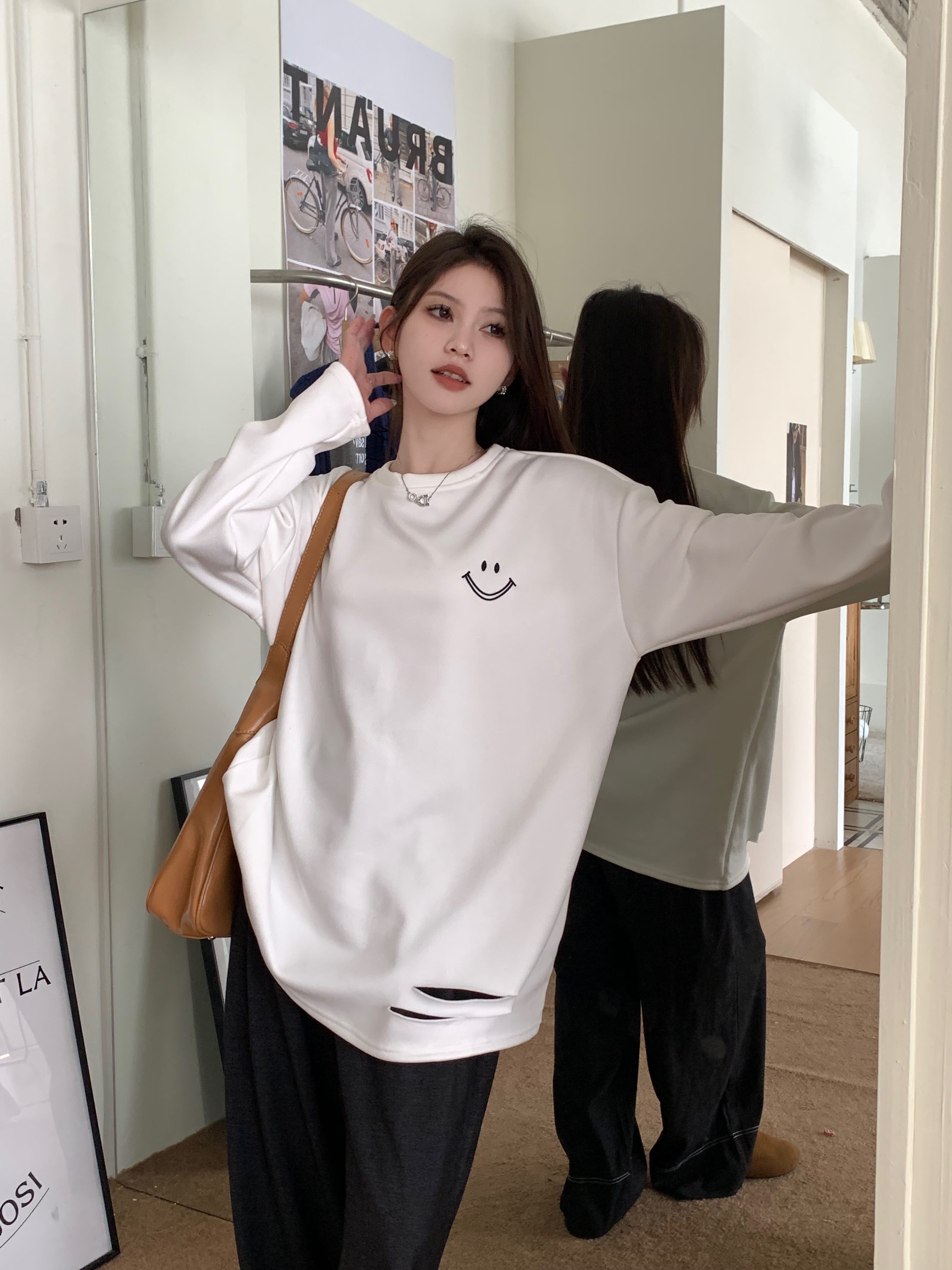 實拍 秋冬季寬鬆百搭笑臉刺繡薄絨加厚保暖破洞長袖T恤女裝
