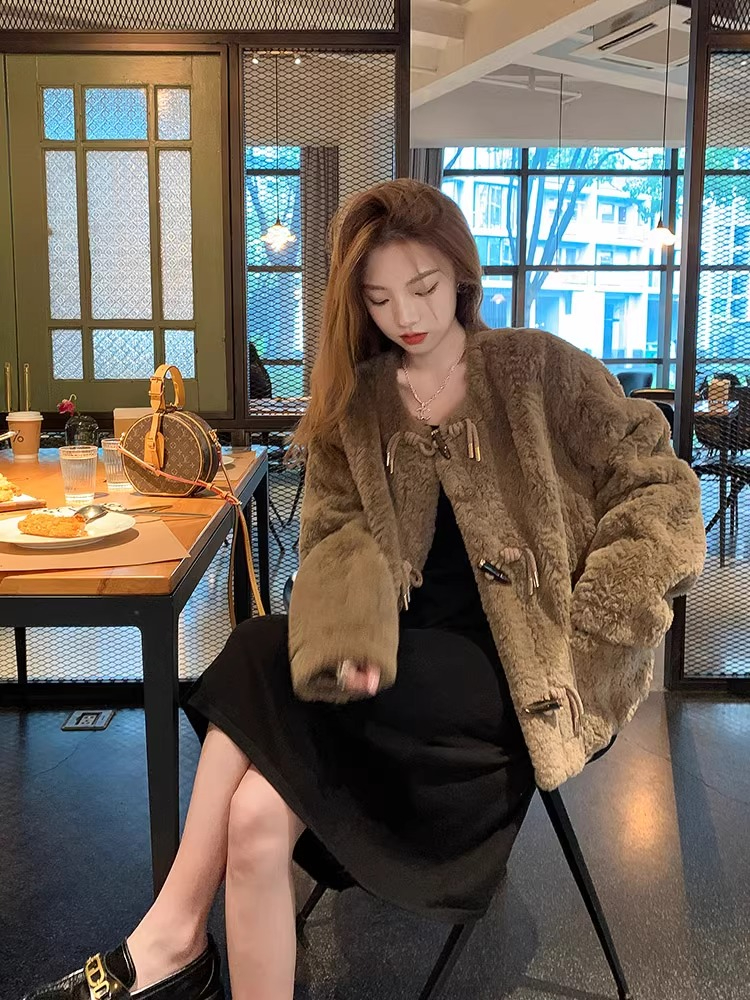 秋冬款小香風羊羔毛短款圓領皮草外套女牛角扣兔毛水貂絨毛毛大衣
