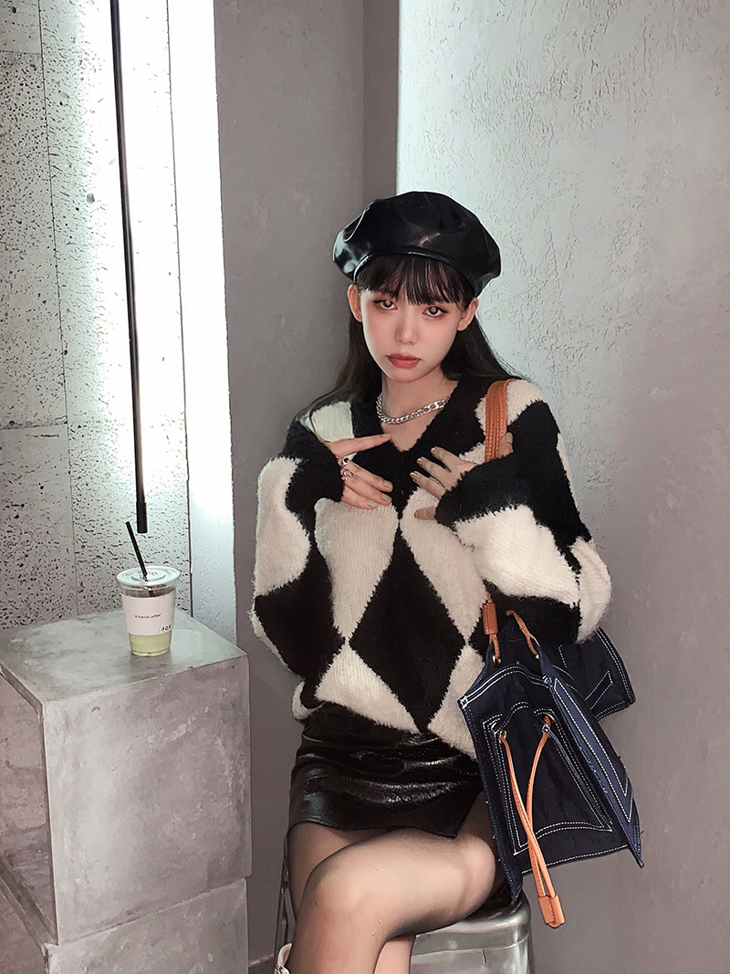 實拍三標齊復古V領菱形套頭毛衣女