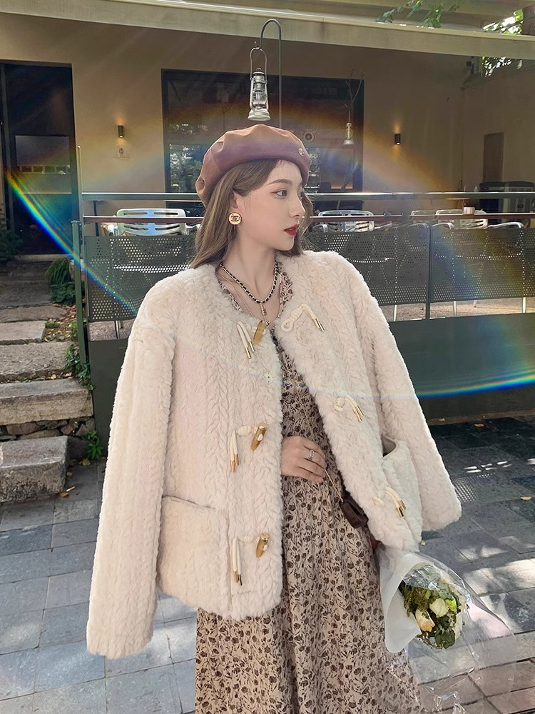 秋冬款小香風羊羔毛短款圓領皮草外套女牛角扣兔毛水貂絨毛毛大衣