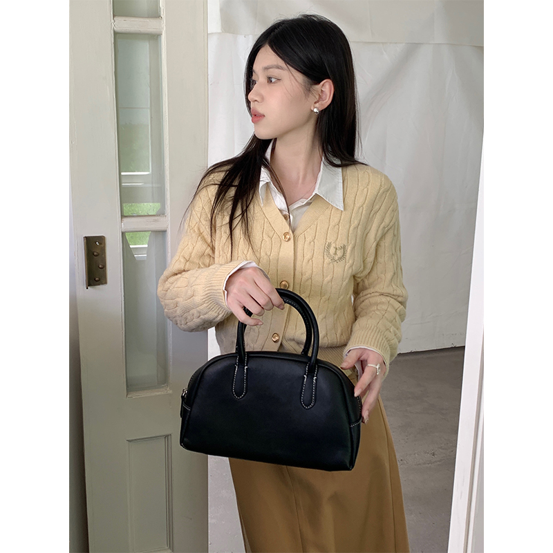 Real shot of college style small twist short sweater embroidered v-neck slim cardigan sweater for women 2023 Korean version