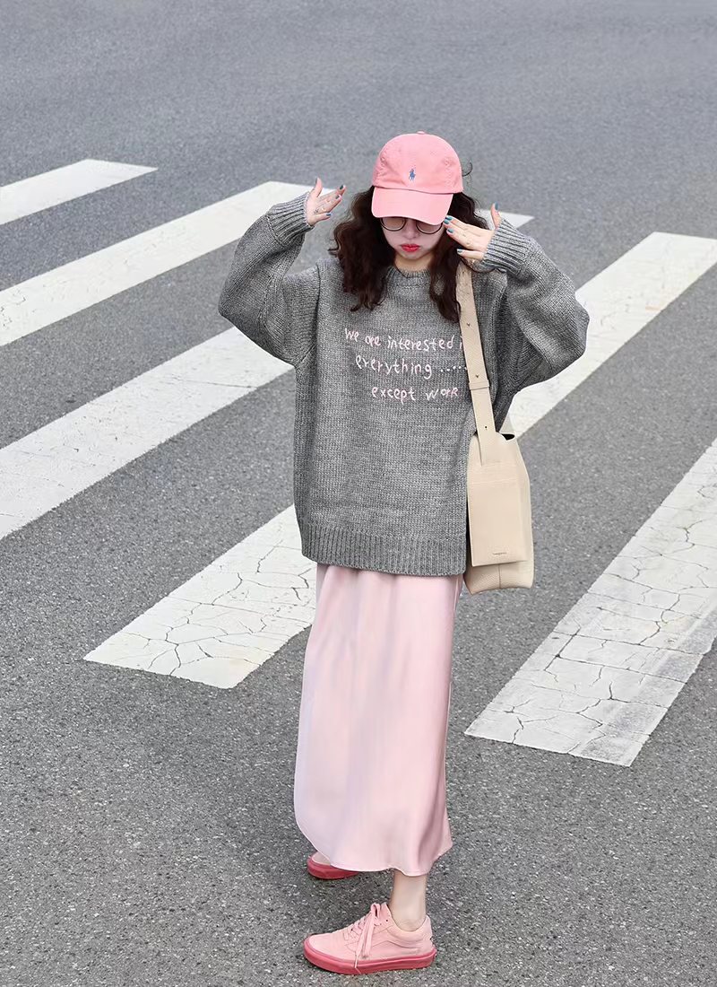 韓系時尚穿搭女秋冬季新款設計感圓領字母針織上衣緞面半身裙