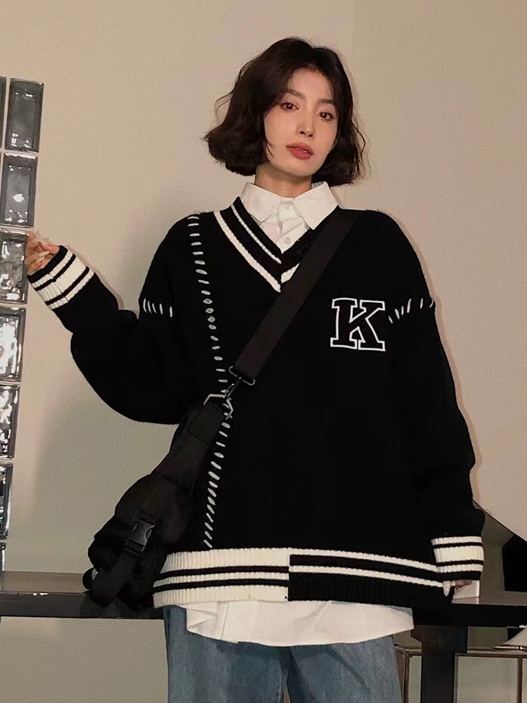2023年新款慵懶風V領毛衣女秋冬季加厚小眾設計感學院風軟糯日系