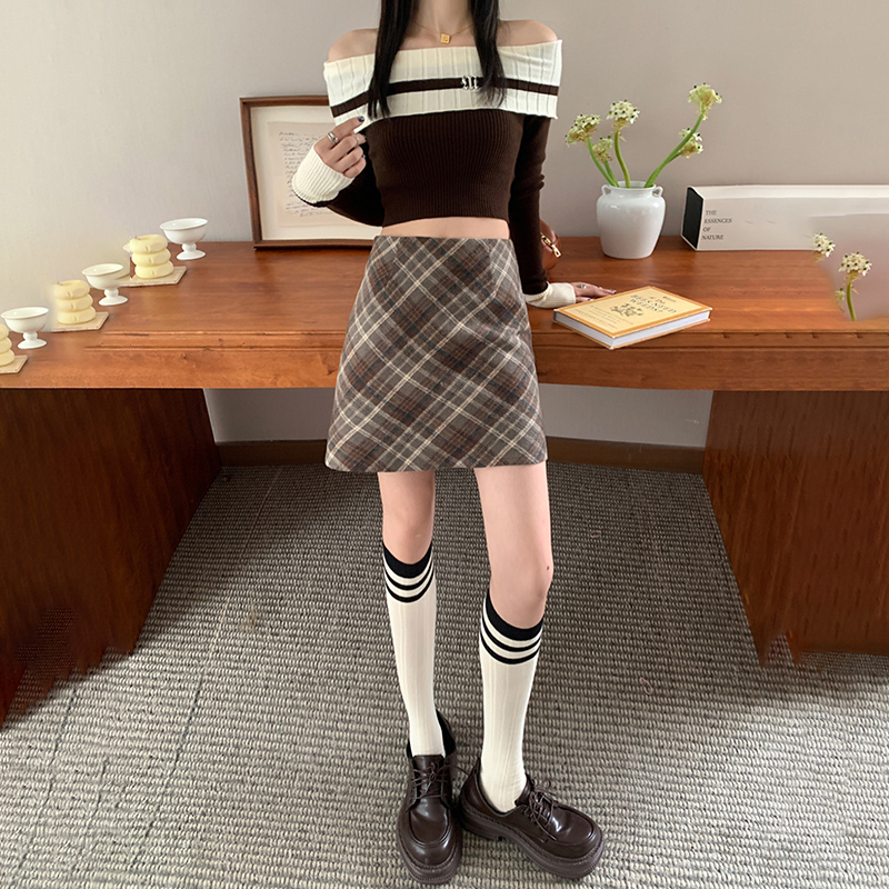 Real shot of retro college style short skirt, high waist, versatile A-line skirt, slim hip-hugging autumn and winter skirt, new style