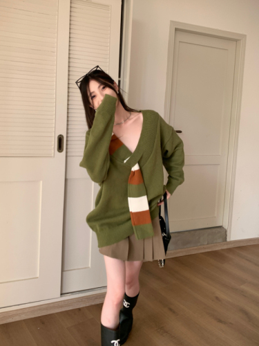 Actual shot of new autumn and winter lazy style fake two-piece scarf decorated V-neck striped long-sleeved sweater top for women
