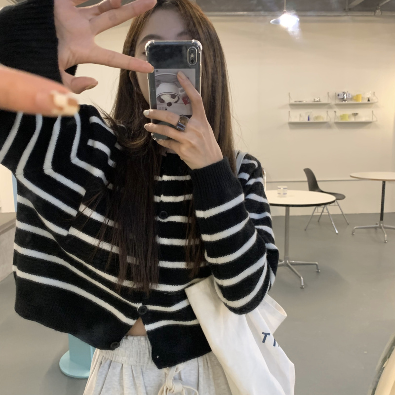 優質綠色條紋針織衫開秋季上衣慵懶風長袖開衫復古短款毛衣外套女