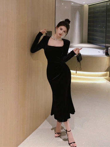 French long-sleeved Hepburn style black velvet dress women's autumn and winter high-end dress with hip-covering fishtail long skirt