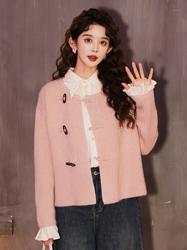 New Chinese style sweater women's cardigan coat autumn and winter Hong Kong style retro placket horn button sweater design top for women